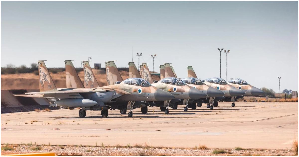 ইয়েমেনে সোমবার হুতিদের লক্ষ্যবস্তুতে আঘাত হানার আগে উড্ডয়নের প্রস্তুতিতে থাকা ইসরায়েলি বিমান বাহিনীর কয়েকটি যুদ্ধবিমান। ছবি: ইসরায়েল ডিফেন্স ফোর্সেস